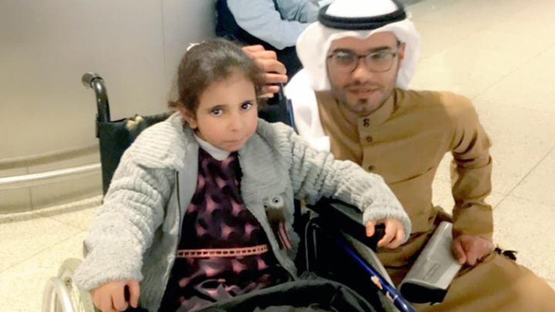 سلطان البلعاسي مع الطفلة رزان
