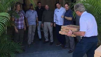 شاهد جورج بوش يقدم البيتزا للموظفين.. بسبب الإغلاق