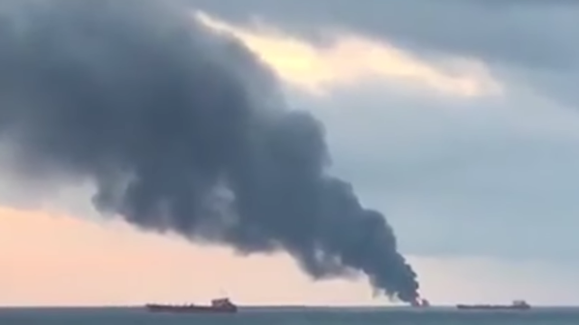 حريق سفينتين في البحر الأسود