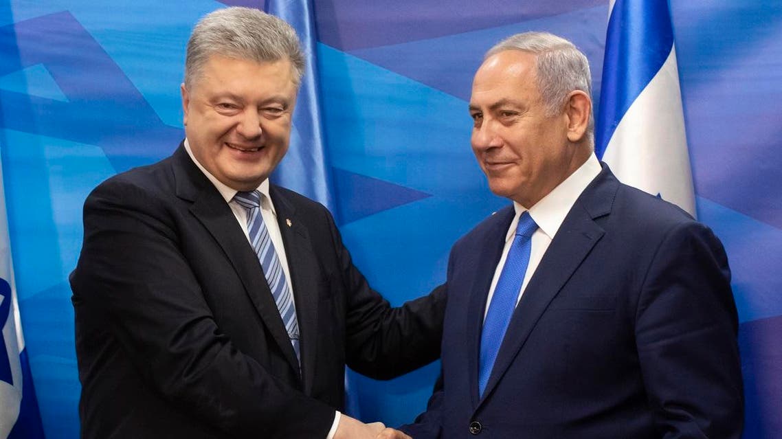 Ukrainian President Petro Poroshenko (L) and Israeli Prime Minister Benjamin Netanyahu shake hands after the signing of an agreement in the Israeli Prime Minister's office in Jerusalem, on January 21, 2019. (AFP)