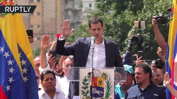 شاب عين نفسه رئيساً لفنزويلا وحظي باعتراف ترمب