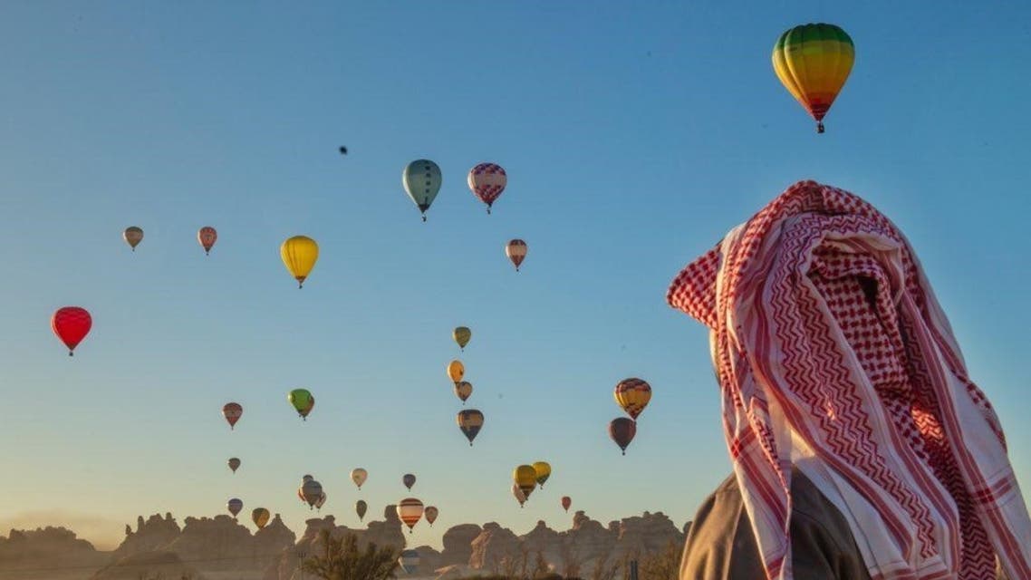 بالصور.. مناطيد عملاقة تلون سماء العلا