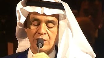 شاهد أندريا بوتشيلي يفاجئ الجمهور بالغترة السعودية