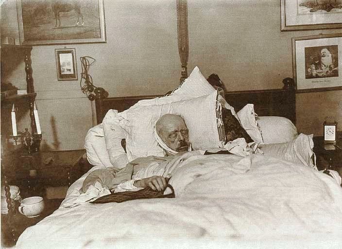 صورة التقطت لجثة بسمارك عقب وفاته سنة 1898