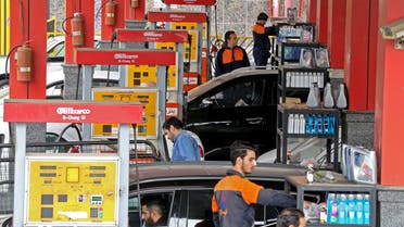 Iranians drivers fill their tanks at a gas station in Tehran on November 5, 2018. (File photo: AFP)