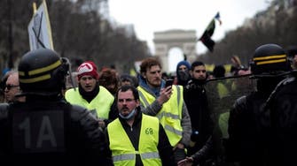 السترات الصفر تحتج في باريس.. إصابة خطيرة لمتظاهر