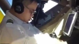 بالفيديو.. طيار صيني نائم والطائرة تحلق بالسماء
