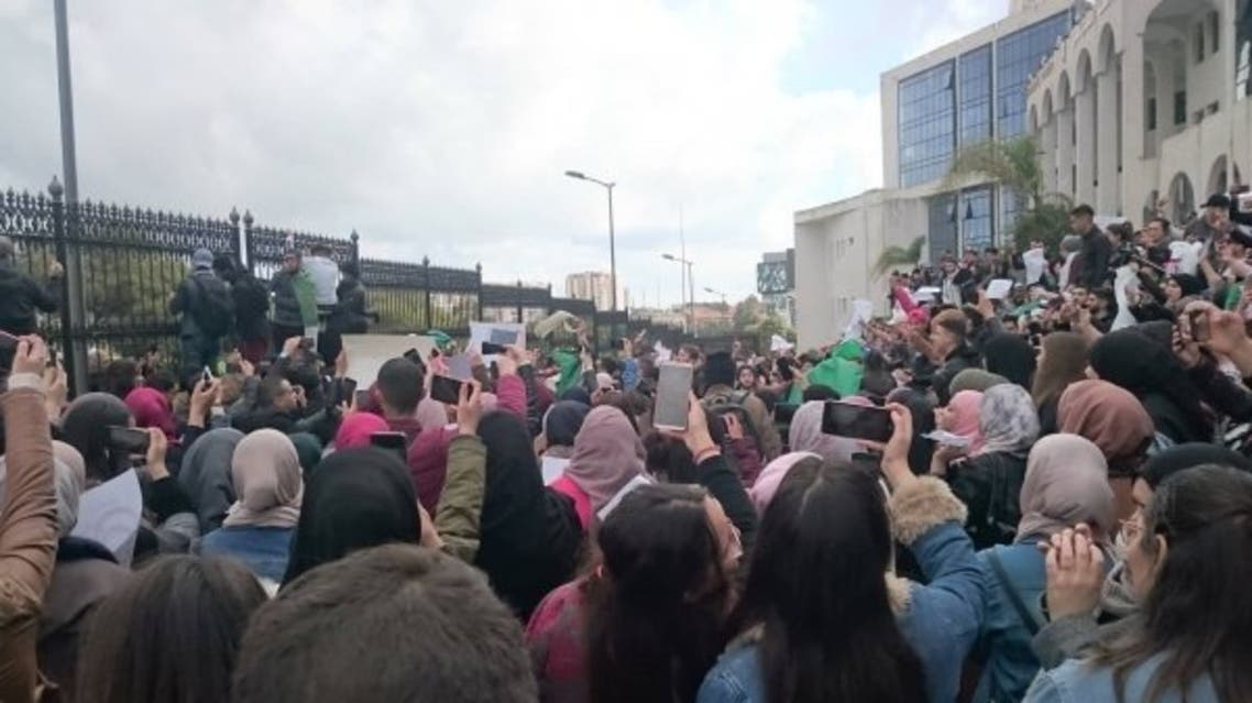 وقفات سلمية في الجامعات الجزائرية ضد العهدة الخامسة