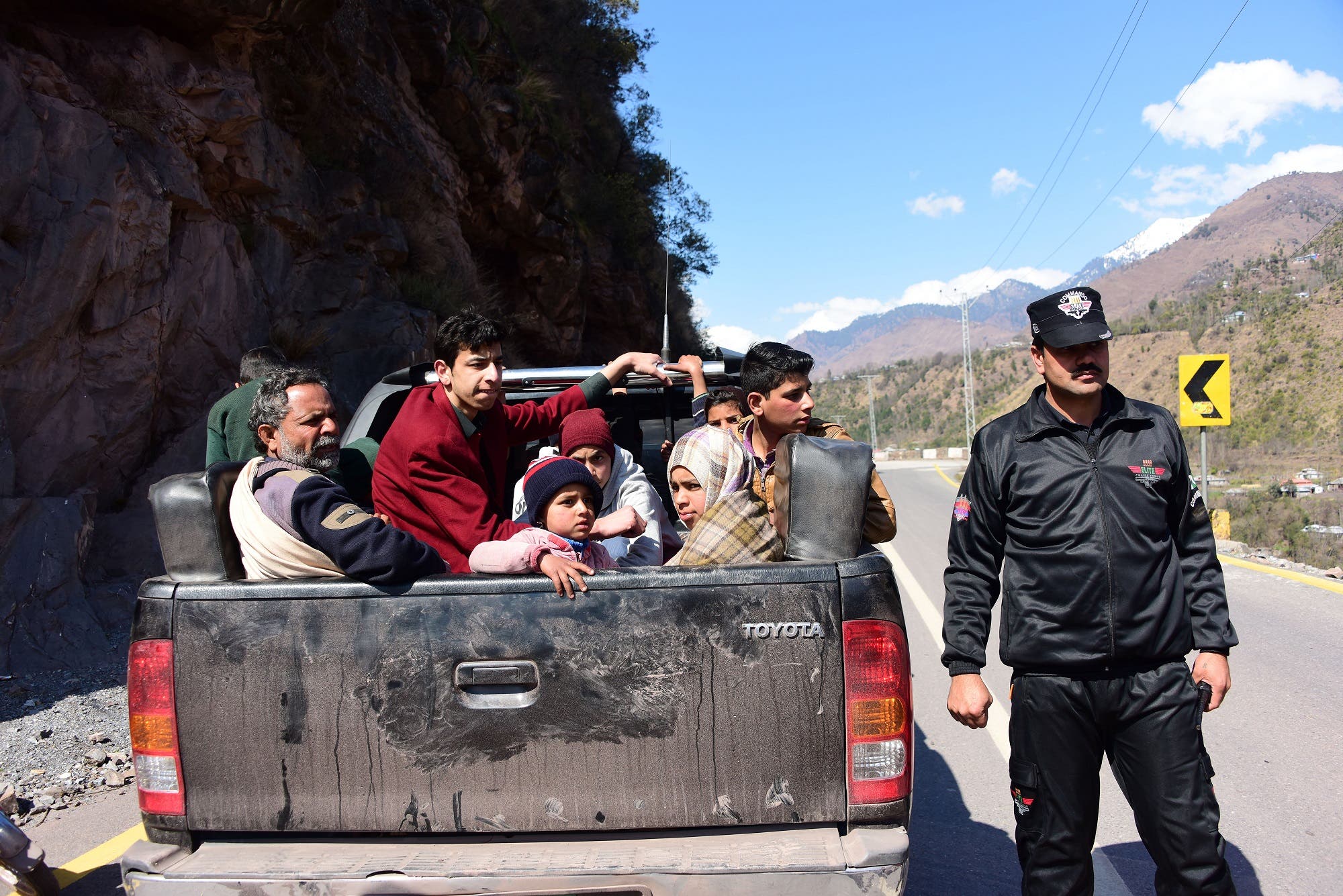 Pakistani Kashmiri residents evacuate from the border town of Chakothi in Pakistan-administered Kashmir, on Febraury 27, 2019. (AFP)