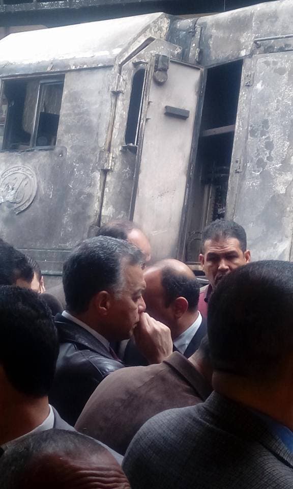وزير النقل أمام القطار المحترق