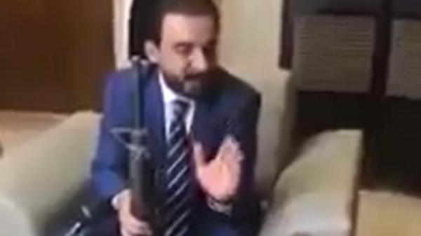 ضجة في العراق.. فيديو يجمع رئيس البرلمان وهدية داعشية
