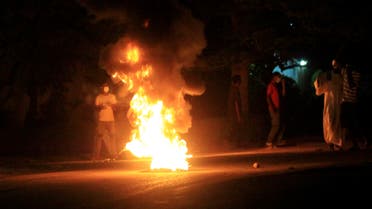 محتجون يشعلون النيران في أحد شوارع الخرطوم