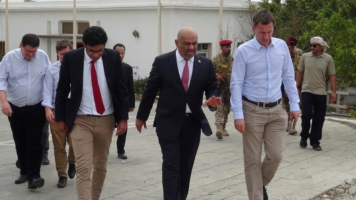 British Foreign Secretary Jeremy Hunt (R) walks with his Yemeni counterpart Khaled al-Yamani (AFP)