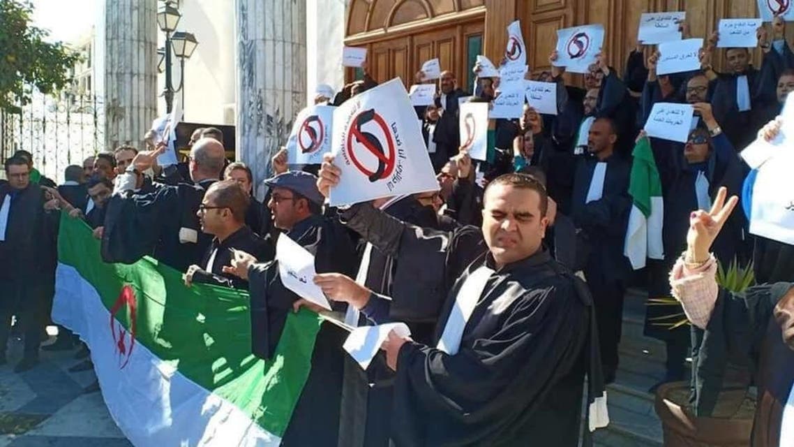 من وقفة احتجاجية سابقة للمحاميين الجزائريين رافضة لترشح بوتفليقة لعهدة خامسة