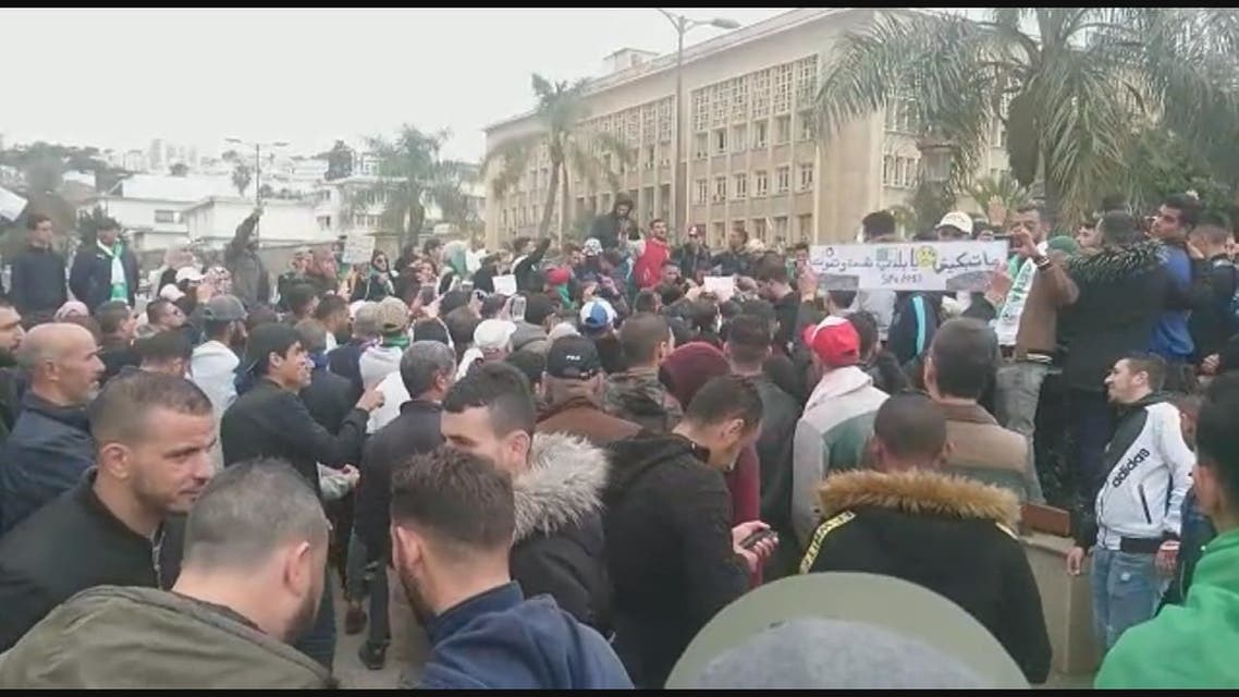 الآلاف يتجمعون وسط الجزائر