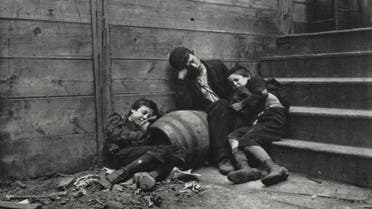 صورة لأطفال متشردين بشوارع نيويورك في حدود العام 1900