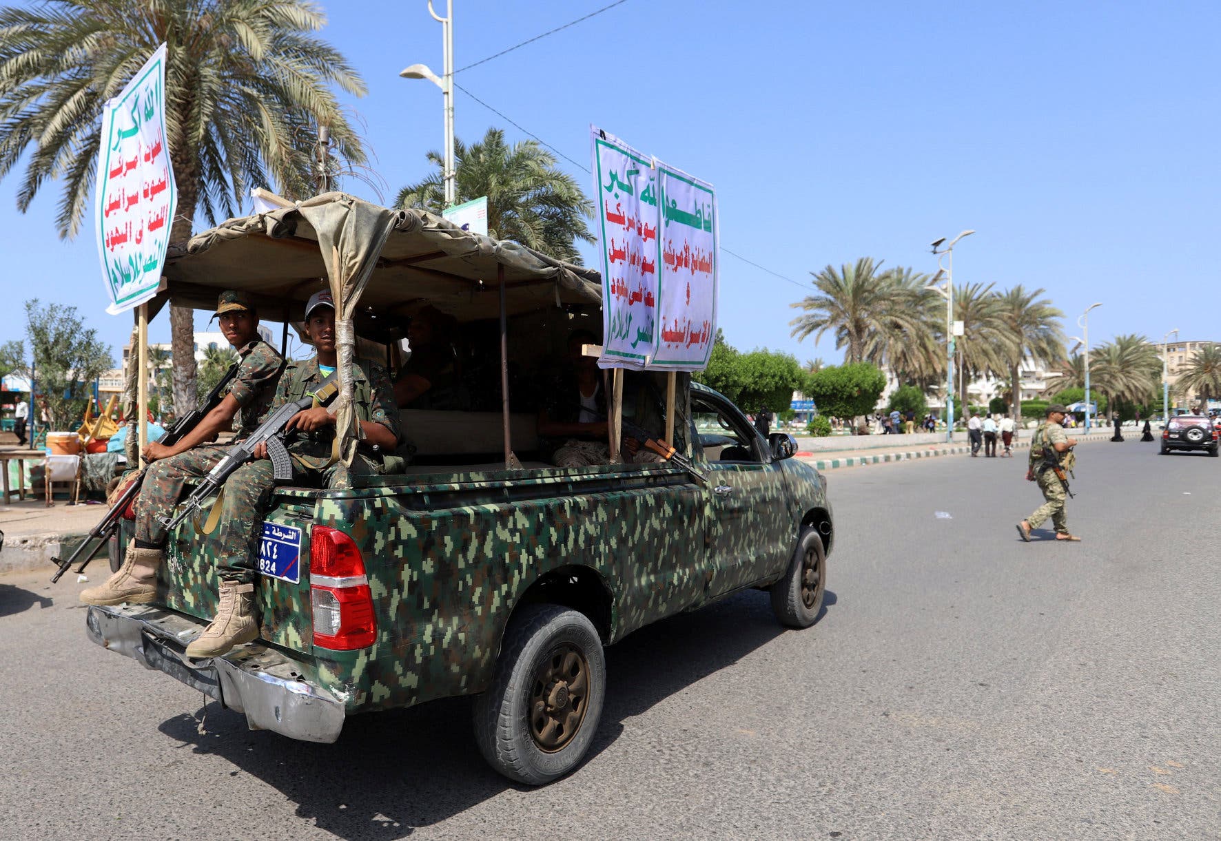 حوثيون يستقلون عربة في الحديدة رفعوا عيلها شعاراتهم المناهضة لأميركا (أرشيفية)