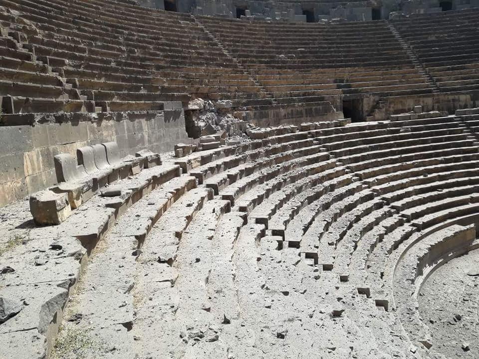 دمار أصاب مدرج بصرى التاريخي جنوب سوريا جراء قصف النظام السوري