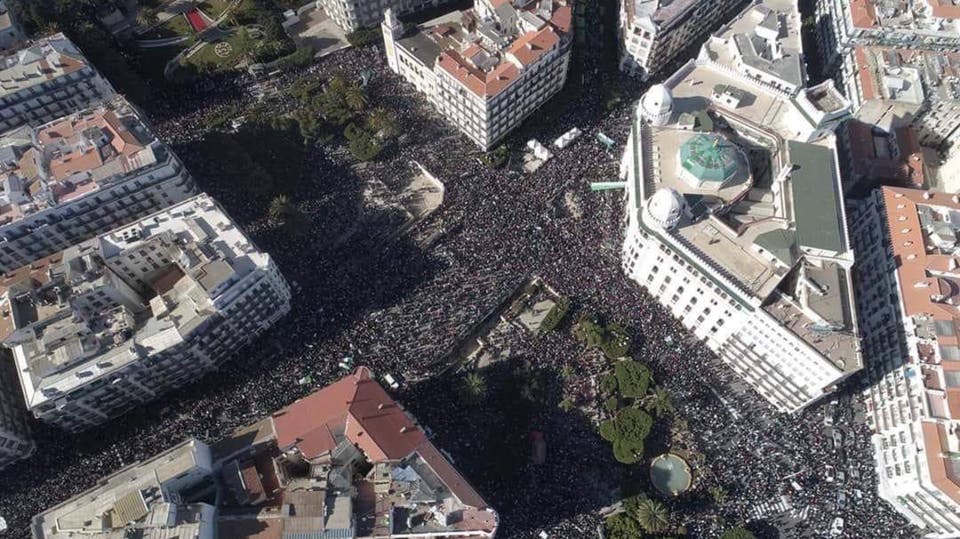 حراك الجزائر يحط بالكوكب الأحمر ما القصة