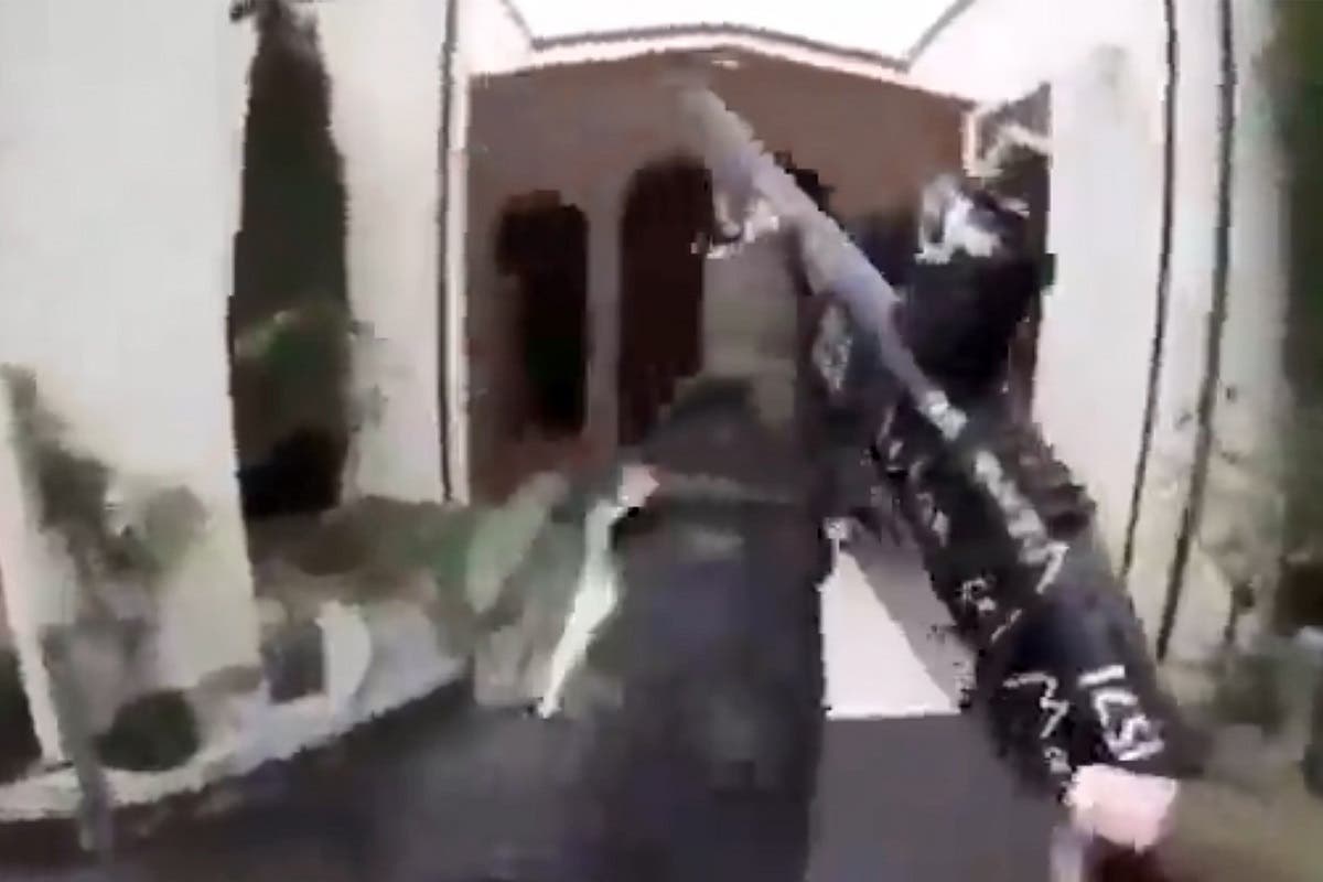 لقطة من الفيديو الذي صوره منفذ المجزرة بشكل مباشر ونشره على فيسبوك خلال هجومه