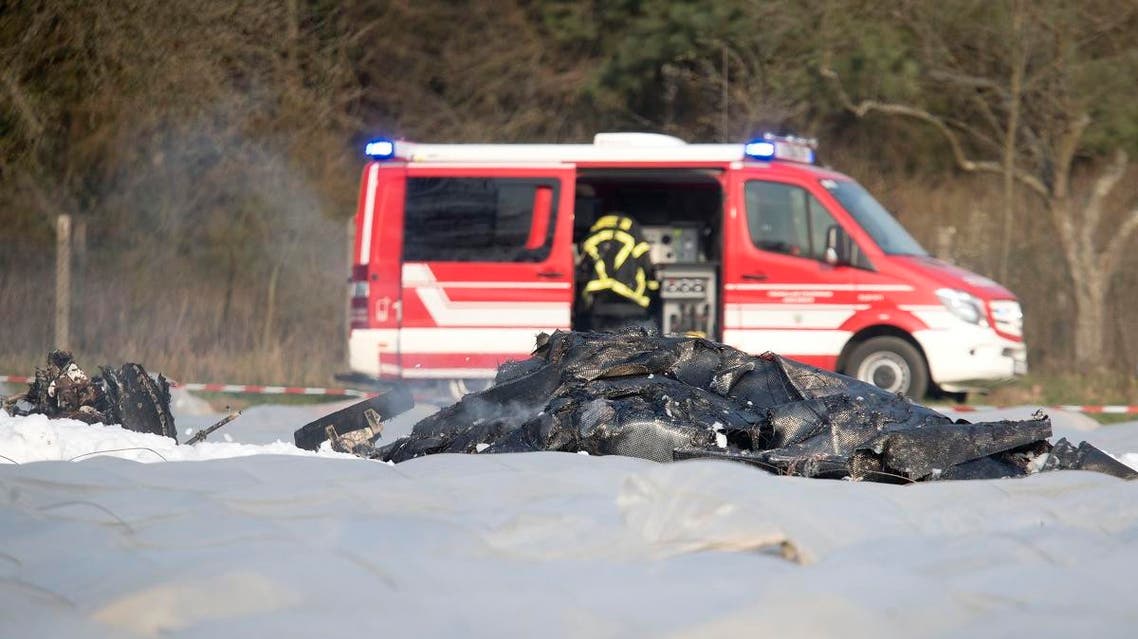 The burnt out debris of a small aircraft lies on a field near the small airport of Egelsbach near to Frankfurt, Germany, Sunday, March 31, 2019. 9AP)