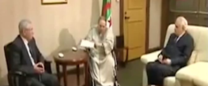 الرئيس الجزائري يسلم أوراق استقالته لرئيس المجلس الدستوري بحضور رئيس مجلس الأمة