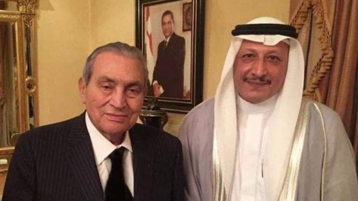 أحدث صور لمبارك وعائلته برفقة شاعر سعودي