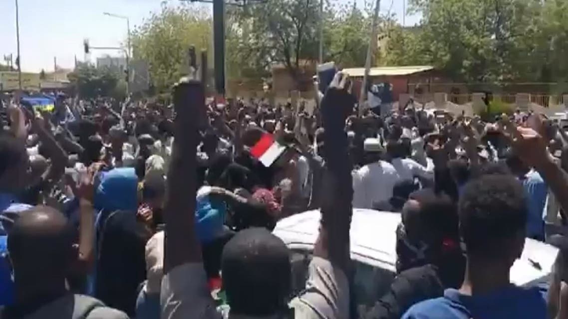 تظاهرات الشارع السوداني تصل محيط مقر الجيش