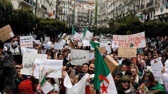 احتجاج الجزائريين مستمر.. وترقب موقف جديد لقائد الجيش