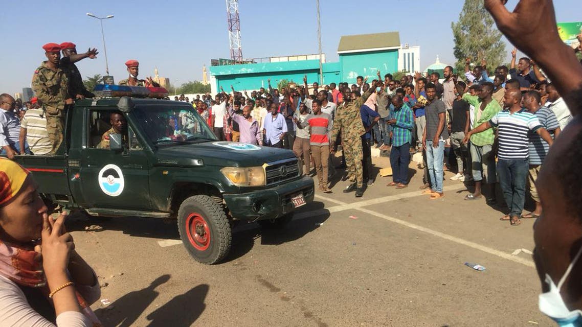 متظاهرون سودانيون يحيطون بسيارة تابعة للجيش أثناء تجمهرهم في منطقة المقر العسكري في العاصمة الخرطوم