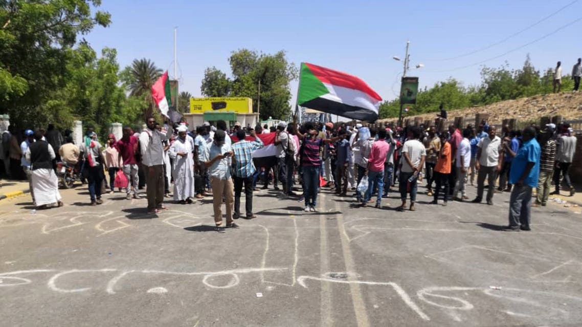 Sudanese protesters wave national flags and chant slogans as they rally in front of the military headquarters in the capital Khartoum on April 8, 2019. Sudan's army deployed around its Khartoum headquarters Monday as thousands of protesters urging the military to join calls for leader Omar al-Bashir's resignation defied tear gas to demonstrate for a third day, witnesses said.