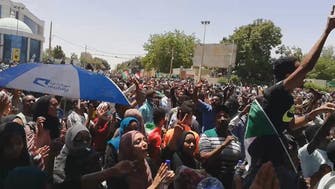کرفیو کے باوجود سوڈان میں فوج کے کمانڈ ہیڈ کوارٹر کے باہر ہزاروں افراد کا دھرنا جاری