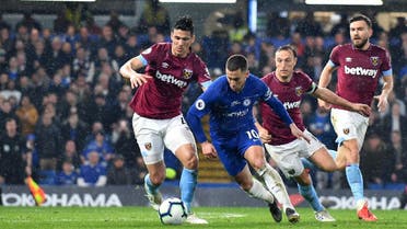 Chelsea's Belgian midfielder Eden Hazard (C) runs past West Ham United's Paraguayan defender Fabián Balbuena (L) and West Ham United's English midfielder Mark Noble (2nd R) uring the English Premier League football match between Chelsea and West Ham United at Stamford Bridge in London on April 8, 2019. (AFP))