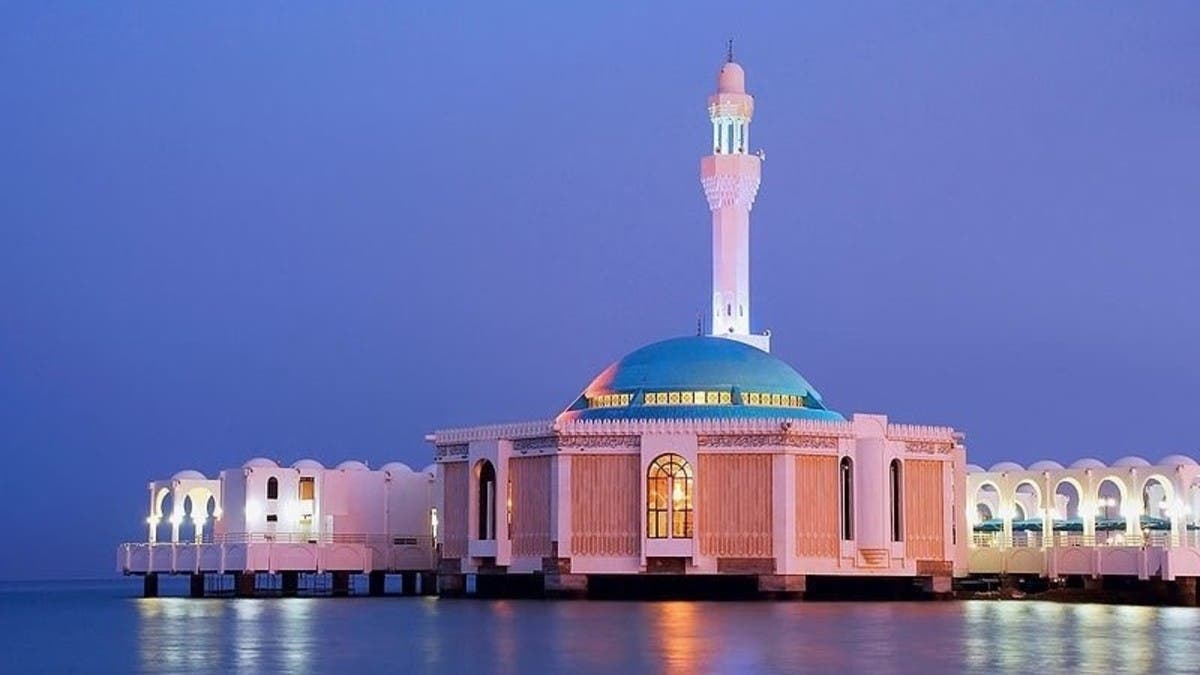 المسجد السعودي العائم في البحر.. الأول من نوعه بالعالم