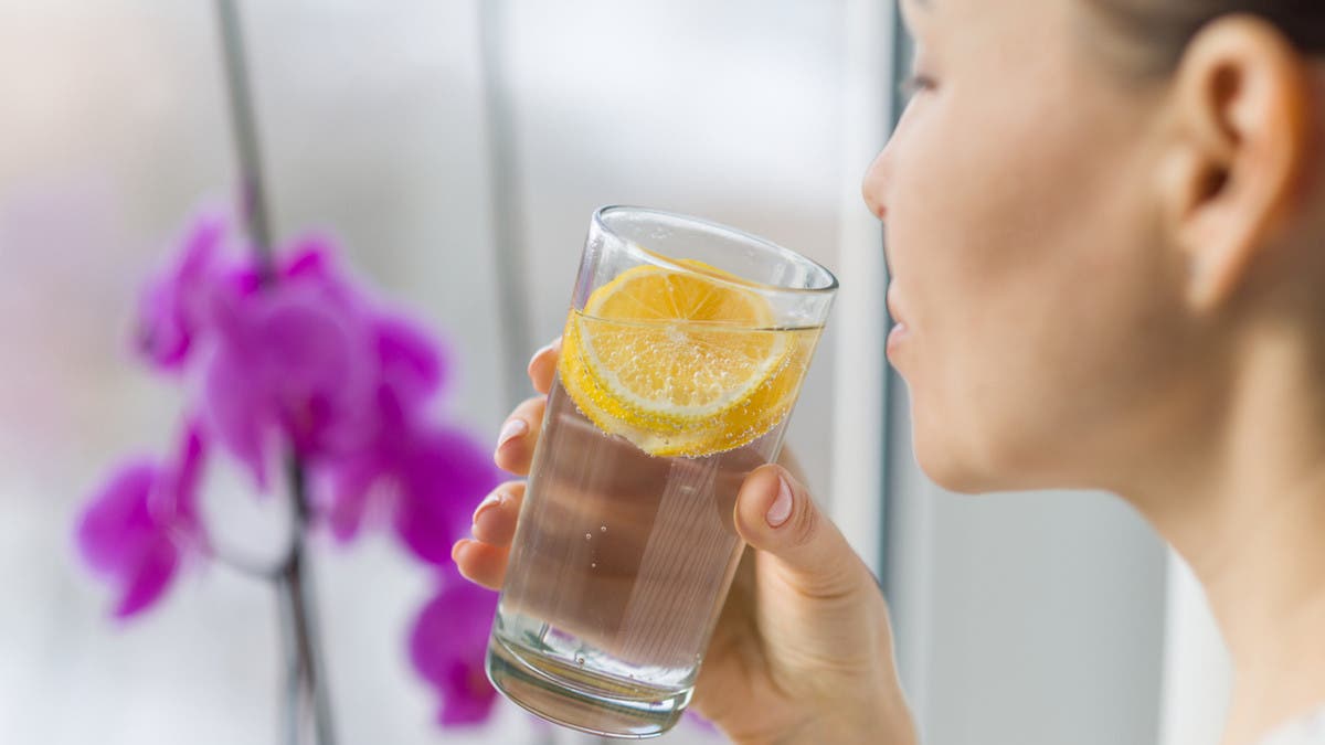 هل شرب الماء ينقي الجسم من السموم؟