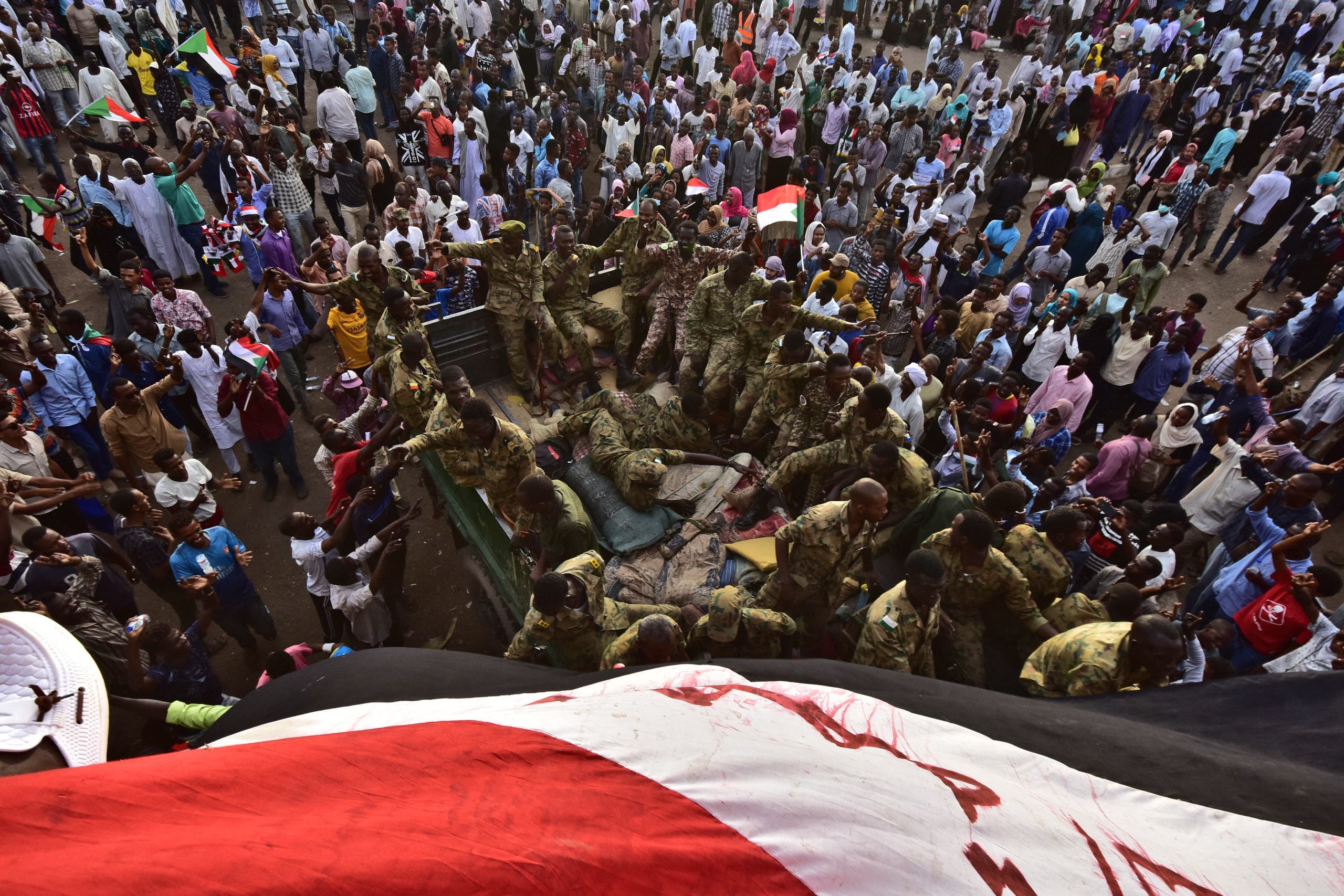 متظاهرون أمام مقر القيادة العامة في الخرطوم