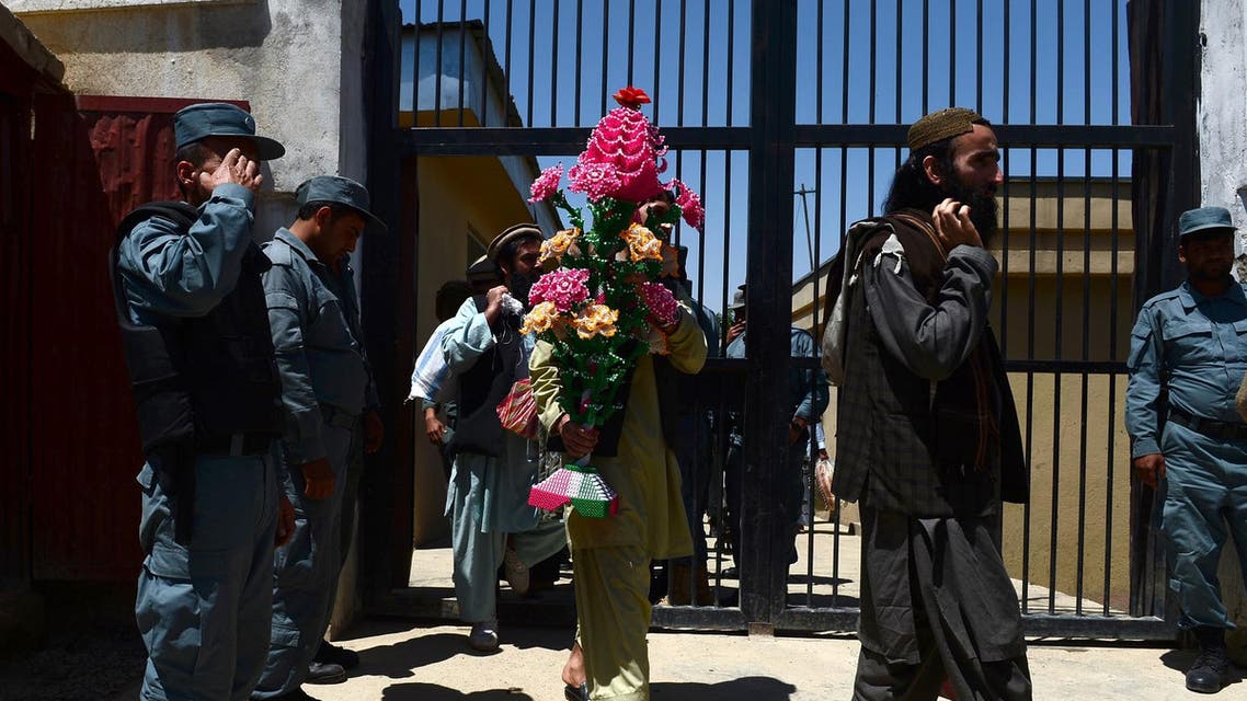 Afghan prisoners walk past security personnel as they leave Pul-e-Charkhi prison, on the outskirts of Kabul. (File photo: AFP)