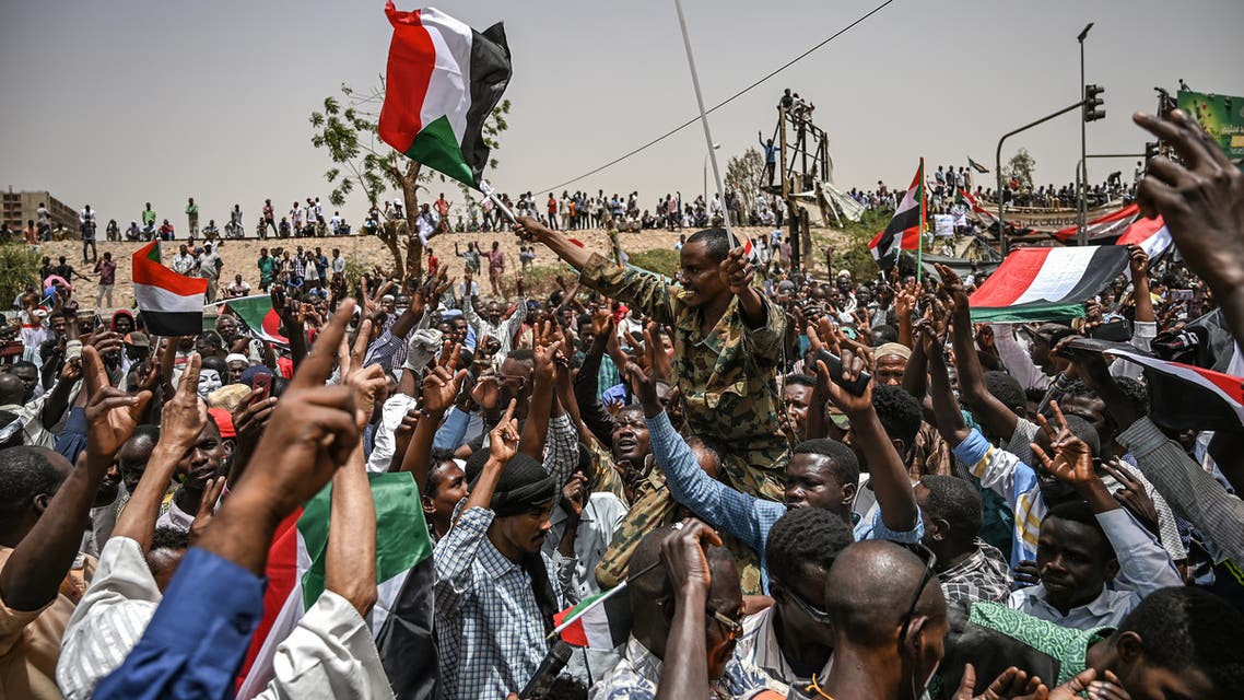 Sudanese protestors shout slogans during a protest outside the army complex in the capital Khartoum on April 18, 2019. Crowds are expected to converge Thursday in the Sudanese capital as protesters mark one week since the army ousted president Omar al-Bashir, determined to complete their revolution seeking civilian rule.