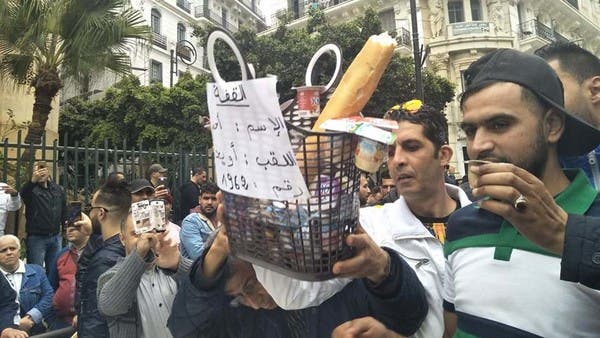 شاهد لماذا انتظر جزائريون أويحيى بالزبادي أمام المحكمة؟