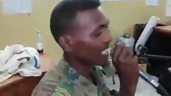 جندي سوداني يسرق المذياع.. ويخطف ألباب المعتصمين