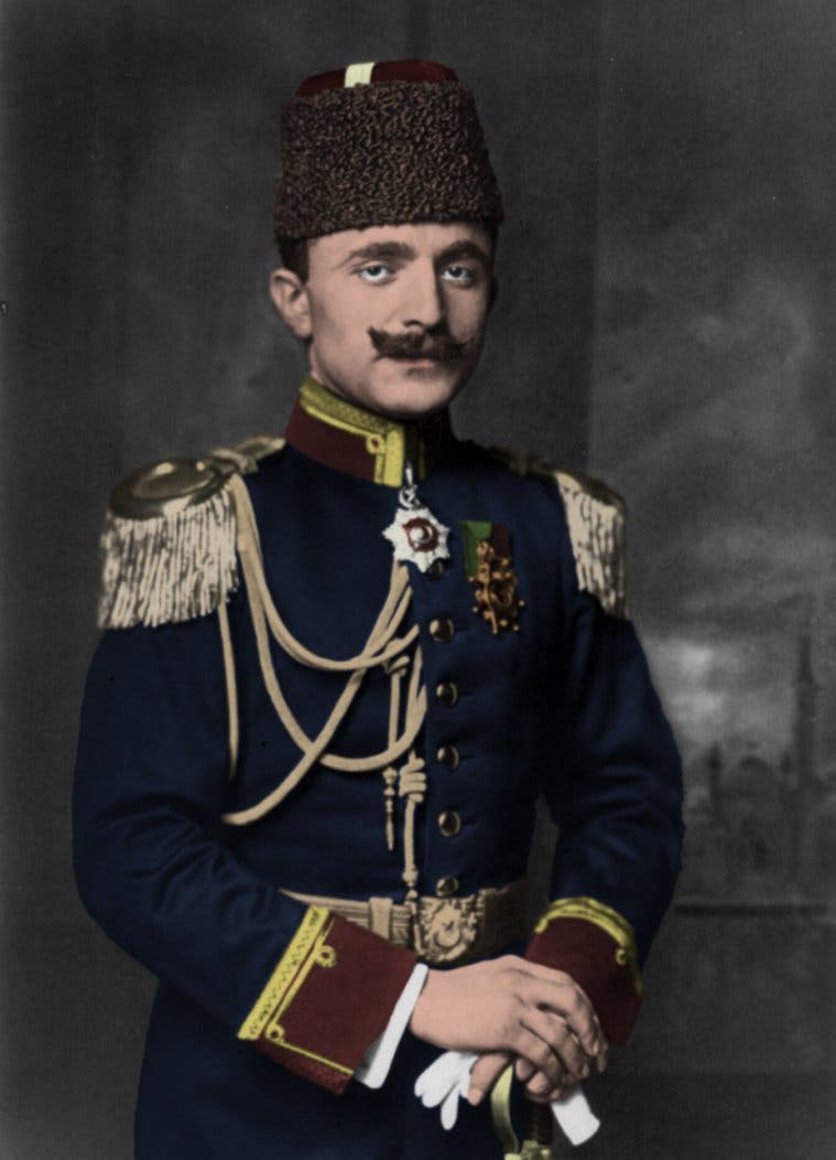 صورة لوزير الحربية العثماني أنور باشا