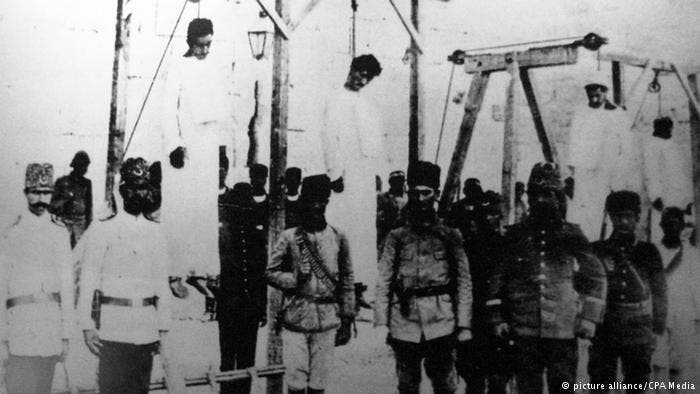 صورة لجنود عثمانيين إلى جوار جثث عدد من الأرمن المشنوقين