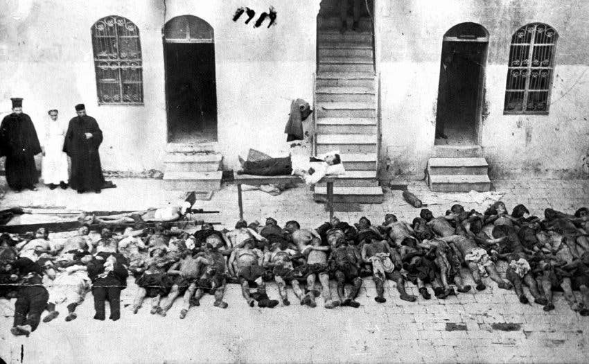 صورة لجثث عدد من الأرمن الذين أبادهم الجنود الأتراك