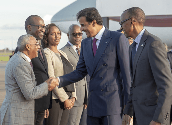 أمير قطر تميم بن حمد يصافح الشافعي