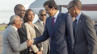 صورة مريبة..  أمير قطر يصافح "مشعل حرائق إفريقيا"