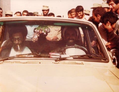 خامنئي يدخن سيجارة