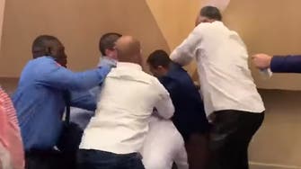شاهد مشاجرة حامية بغرفة التجارة والصناعة في البحرين