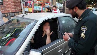 حجاب کی خلاف ورزی پر سیکڑوں ایرانی خواتین کی جواب دہی کے لیے پولیس مراکز میں طلبی