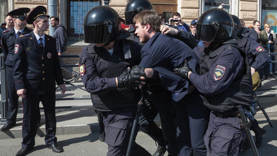 Полиция действует. Полиция в действии. Питерский полицейский. ОМОН на митинге в черном. Полиция страх.