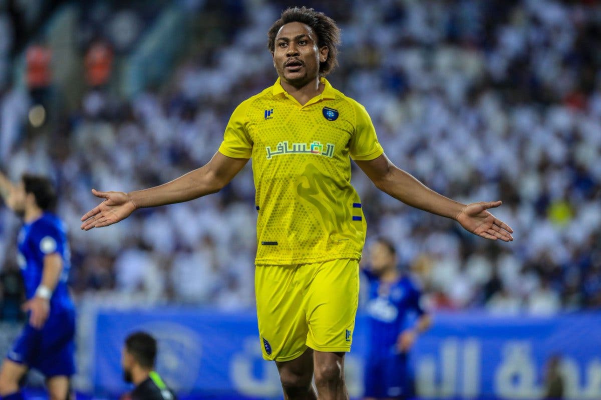 توامبا محتفلا بهدفه في مرمى الهلال بالدوري